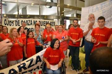 Margarita Alonso junto a otros vecinos de Ojos de Garza, el último día de la huelga de hambre que forzó la firma del convenio (Foto TA)
