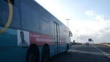Guagua de Global con la publicidad electoral del candidato socialista (Foto TA)