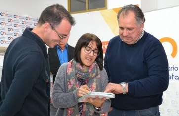 Raúl Castellano (i), María López (c) y Juan Martel (d), anoche tras la asamblea de los centristas (Foto TA)
