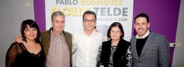 Imagen de archivo del candidato a la Alcaldía, con los ediles Héctor Suárez y Gloria Cabrera y dos vecinos de El Calero (Foto TA)