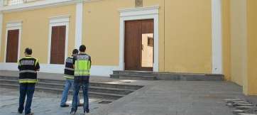 Efectivos policiales inspeccionan la Casa de la Condesa tras uno de los reiterados actos vandálicos (Foto TA)