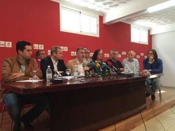 El secretario general del PSOE de Telde, primero por la izquierda, en la rueda de prensa del PSOE (Foto EP)