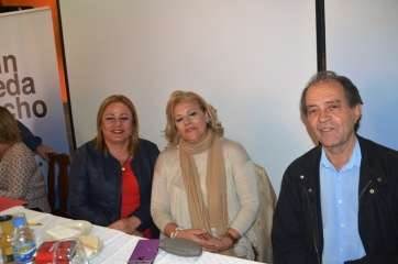 La candidata a la Alcaldía con Eva Hernández y José Suarez, número 4 y 3 de la lista del PP, respectivamente (Foto TA)