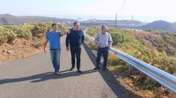 Martel con el presidente del colectivo vecinal, junto a la nueva valla de protección (Foto TA)