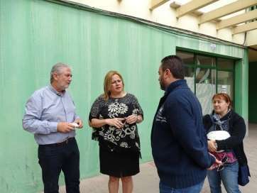 La alcaldesa Mari Carmen Castellano visitando las obras junto a los técnicos durante la jornada de ayer (Foto TA)
