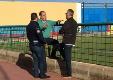 Momento del encuentro de Martel con dirigentes de la UD Telde (Foto TA)