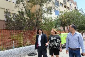 El edil Ignacio Serrano (i) y la alcaldesa Mari Carmen Castellano (c) supervisan las obras junto a un técnico (Foto TA)