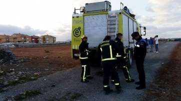 Bomberos de Telde, ayer en una intervención en Marpequeña (Foto TA)