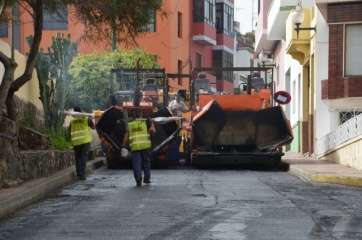 Imagen de archivo de obras de asfaltado en una calle de Los Llanos (Foto TA)