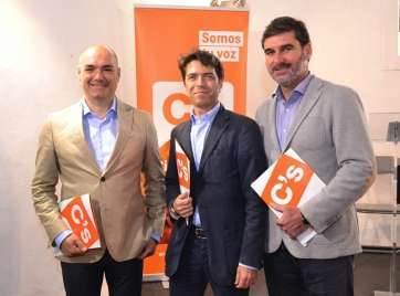 Manuel Romero (i), Manuel Florido y Eduardo González durante la presentación de la candidatura en Telde (Foto TA)