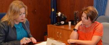 La alcaldesa Mari Carmen Castellano y la nueva interventora, Paloma Goig Alique, este mediodía en la toma de posesión (Foto TA)