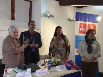 Juana María Ruiz posa con el Premio Igualdad 2015 del PSOE de Telde (Foto TA)