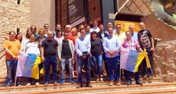 Pablo Rodríguez posa con los miembros de su candidatura, delante de la puerta principal del Auditorio Alfredo Kraus (Foto TA)
