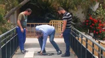 Martel supervisa el mal estado del puente (Foto TA)