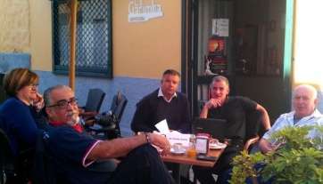 Momento de la reunión con comerciantes de Los Llanos (Foto TA)