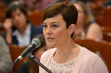 La trabajadora municipal Etelva Artiles, durante la lectura del manifiesto (Foto TA)