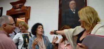 Momento en que la alcaldesa Mari Carmen Castellano saluda a la edila nacionalista Josefa Milán (Foto TA)