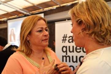 Castellano charla con Sonsoles Martín, número dos de su candidatura (Foto TA)