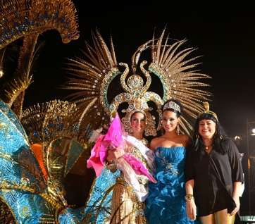 Beatriz Medina, reina del Carnaval de Telde 2015, junto a su antecesora Suna Emboirik y la alcaldesa Mari Carmen Castellano (Foto TA)