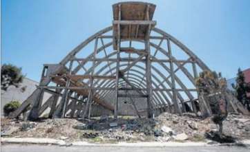 Esqueleto del antiguo silo de Cinsa, en la zona industrial de Salinetas (Foto C7 / Borja Suárez)