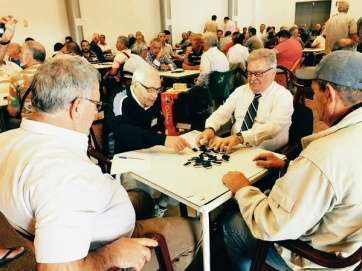 El candidato de Unidos por Gran Canaria al Cabildo insular, José Miguel Bravo de Laguna, durante la macro partida de dominó (Foto TA)