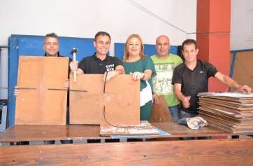 La presidenta y candidata del PP de Telde, Mari Carmen Castellano, junto al equipo de cartelería (Foto TA)