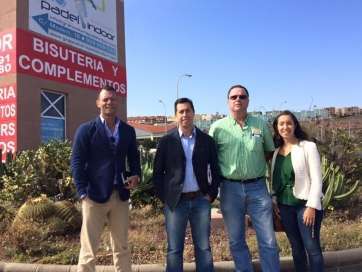 Alejandro Ramos y otros miembros de su equipo en el complejo industrial de Ajimar (Foto TA)