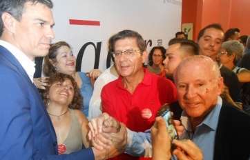 Sánchez saluda efusivamente a dos históricos del PSOE teldense, Antonio Ortega y Francisco Munguía, en Jinámar (Foto TA)