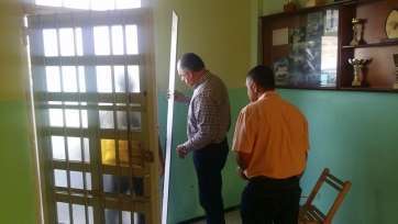 El concejal Juan Martel comprueba los daños ocasionados por los ladrones en el local de Lomo los Frailes (Foto TA)