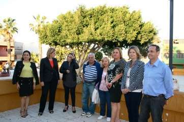Ana Kursón, Mercedes Roldós y Mari Carmen Castellano, esta tarde en Ojos de Garza junto a la representante vecinal Margarita Alonso (Foto TA)