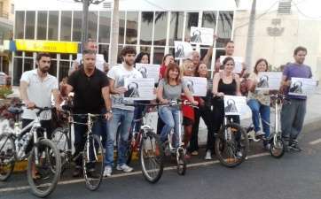 Miembros de la candidatura de Se Puede Ganar piden un carril bici (Foto TA)