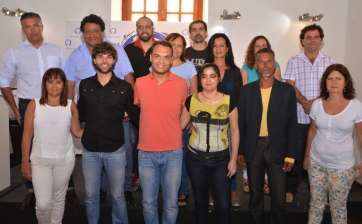Guillermo Eugenio, en el centro, junto a parte de la lista electoral de Se Puede Ganar en Telde (Foto Antonio Alí)