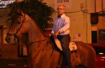 Sebastián Henríquez, candidato de Roque de Gando, a lomos de un caballo esta noche en Los Llanos (Foto TA)
