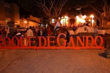 Militantes de Roque de Gando desplegaron anoche un gran rótulo del partido en Los Llanos (Foto Antonio Alí)