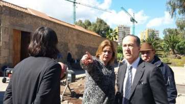 La alcaldesa y el coordinador de Cultura del Cabildo grancanario, Larry Álvarez, en el inmueble de Jinámar (Foto TA)