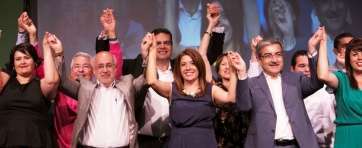 Carmen Hernández con Román Rodríguez y Antonio Morales, en primera fila del acto (Foto TA)
