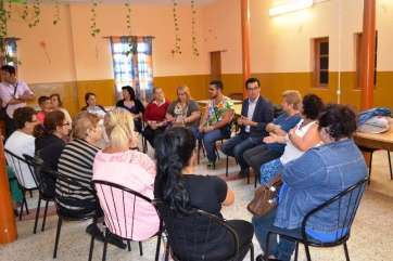 Pablo Rodríguez con vecinos de Las Longueras (Foto TA)