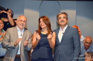 Carmen Hernández, flanqueada por los líderes de Nueva Canarias (Foto Antonio Alí)