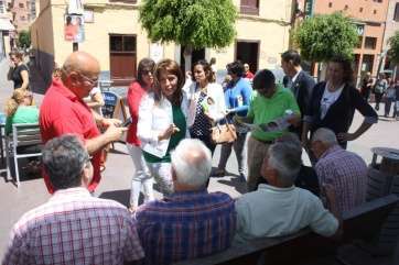 La candidata, de charla con vecinos de la zona, este sábado por la mañana (Foto TA)
