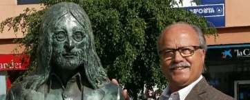 Henríquez junto a la escultura de John Lennon, en la rambla de Arnao (Foto TA)