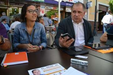 El candidato a la Alcaldía de Telde por el CCD, Juan Martel, acompañado por la joven María López durante la presentación de su proyecto en Los Llanos (Foto de archivo TA)