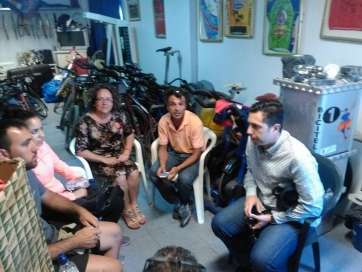 Alejandro Ramos y otros miembros de su equipo, junto a los representantes del Club Bicitel (Foto TA)