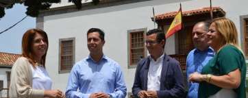 Los cinco candidatos charlan en la plaza de San Juan (Foto TA)