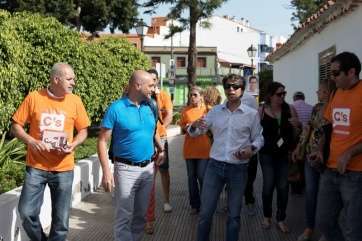Imagen de la visita realizada por Ciudadanos al barrio de Jinámar (Foto de archivo de TA)