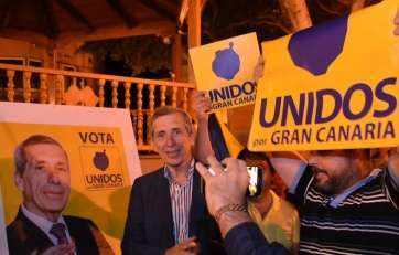 Guillermo Reyes, durante la tradicional pegada de carteles en Telde el pasado viernes (Foto TA)