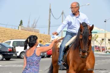 Chano Henríquez, esta tarde repartiendo papeletas en Jinámar (Foto Antonio Alí)