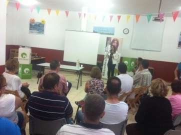 Imagen de la reunión de la candidata a la Alcaldía de Telde por NC, Carmen Hernández, con los vecinos de Lomo Blanco (Foto TA)