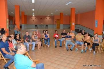 Imagen del encuentro vecinal celebrado esta noche por Canarias Decide en Jinámar (Foto Antonio Alí)