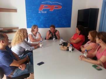 Momento de la reunión con personal de Gestel y Fomentas, en la sede del PP (Foto TA)