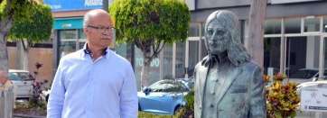 El candidato de Roque de Gando junto a la escultura de John Lennon en Arnao (Foto Antonio Alí)